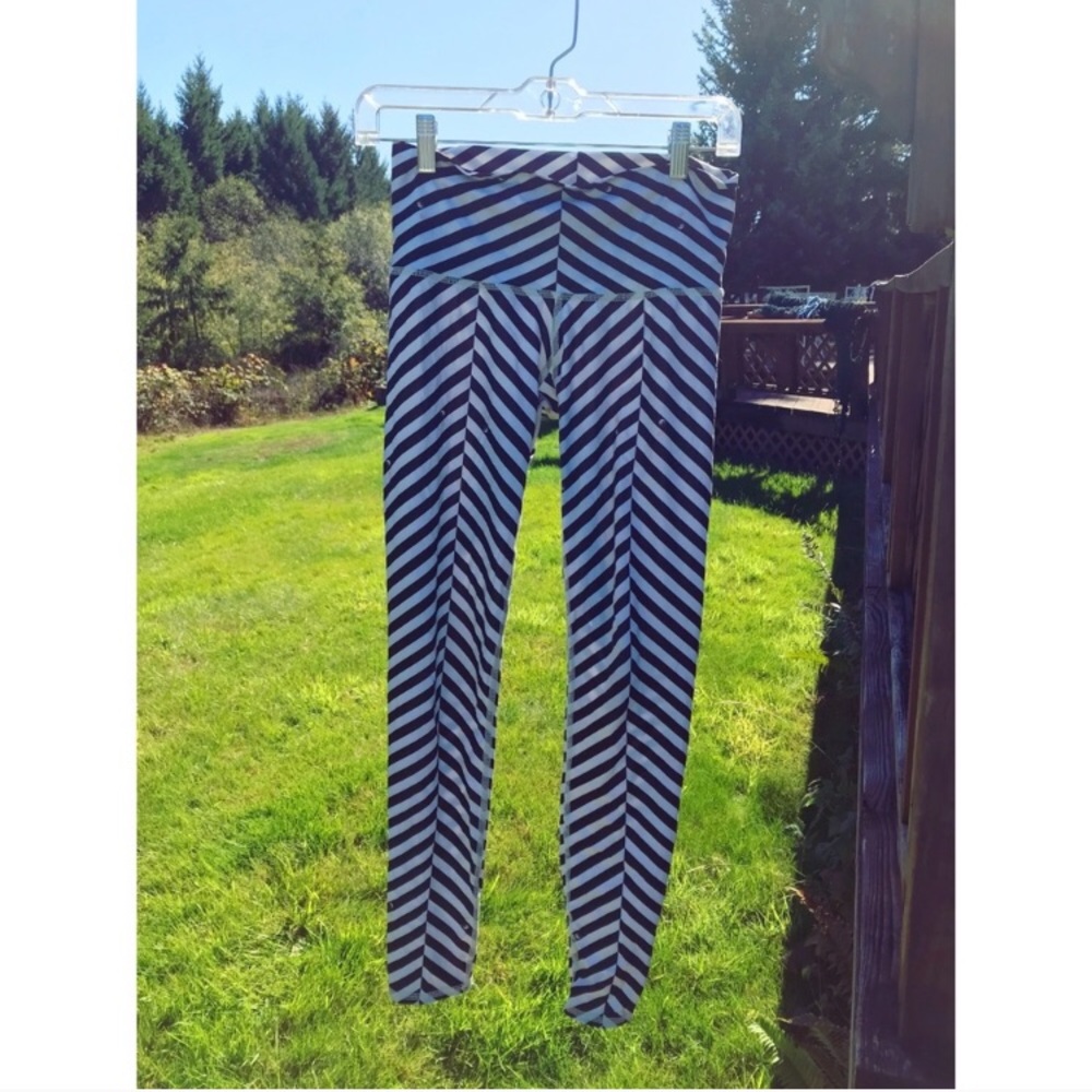 Teeki Balanced Traveller Hot Pant - Picture 2 of 5